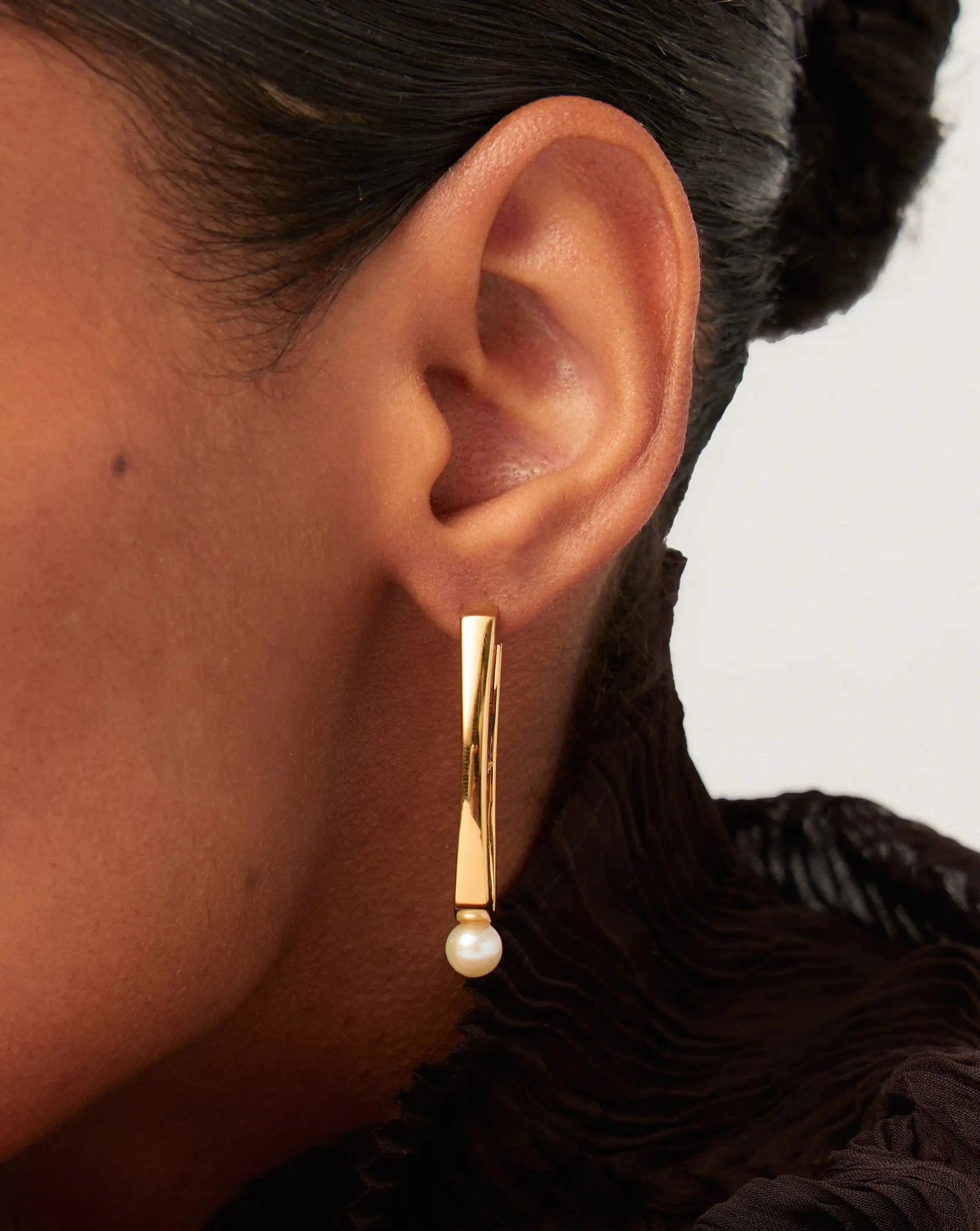 Button Pearl Ovate Hoop Earrings | 18k Gold Plated/Pearl Earrings Missoma