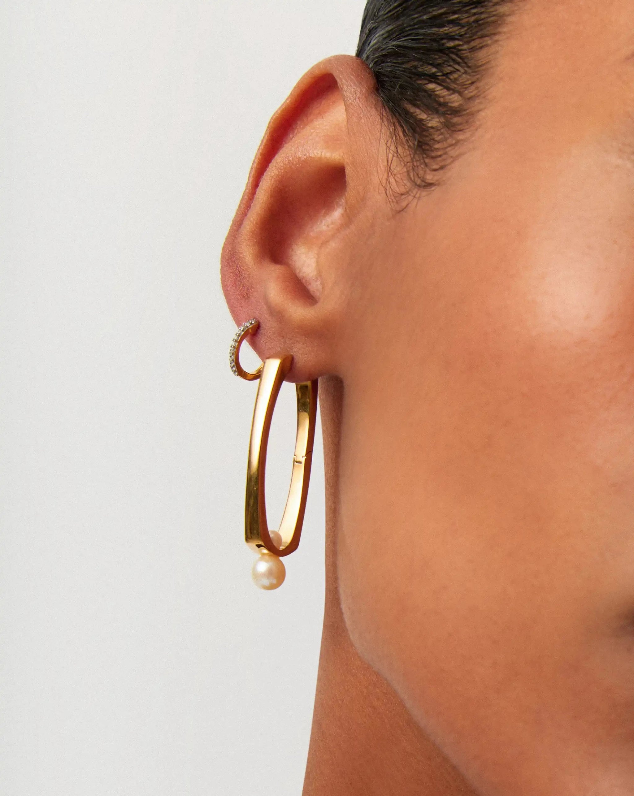 Button Pearl Ovate Hoop Earrings | 18k Gold Plated/Pearl Earrings Missoma