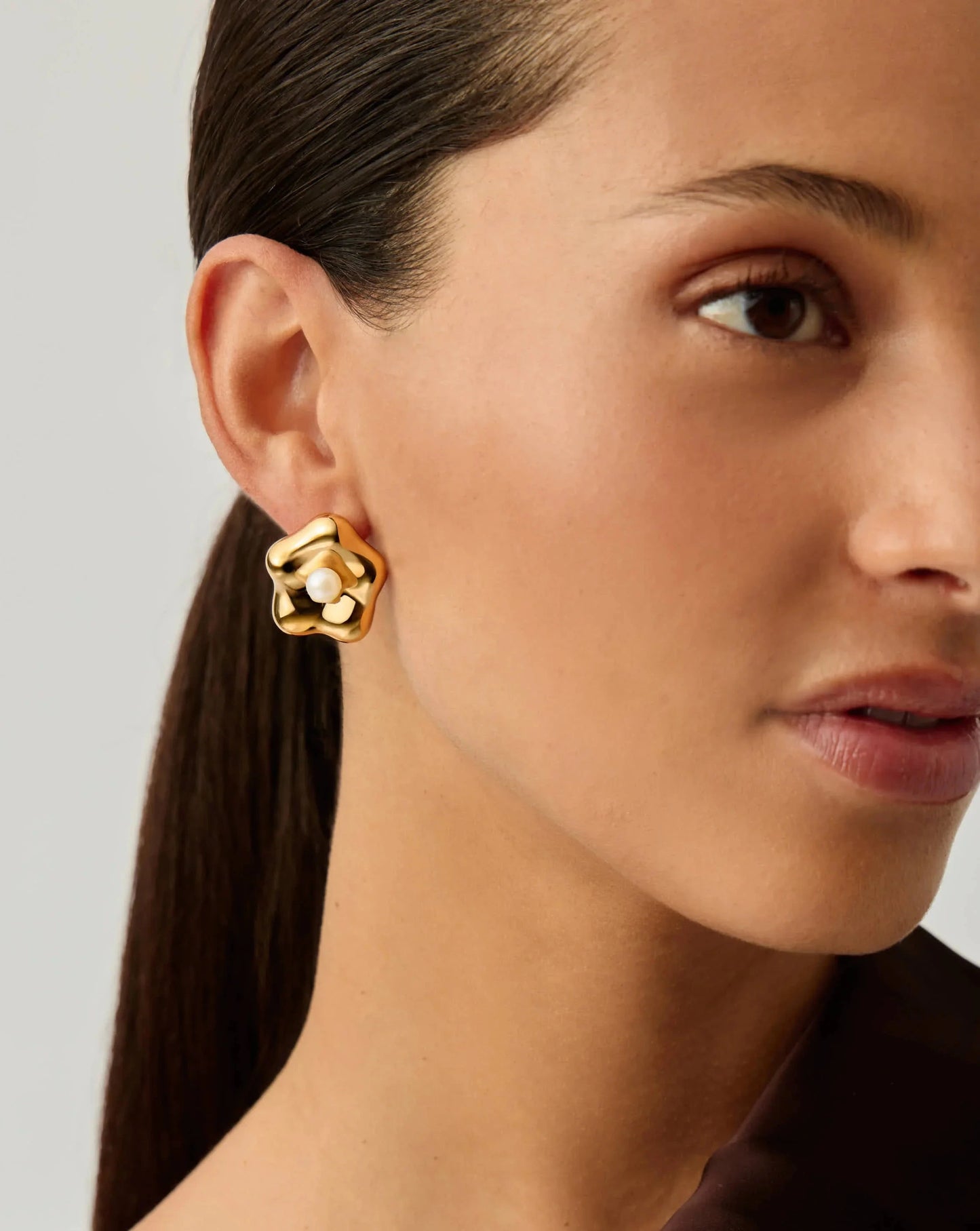 Eny Puffy Daisy Oversized Stud Earrings | 18k Gold Plated/Pearl Earrings Missoma