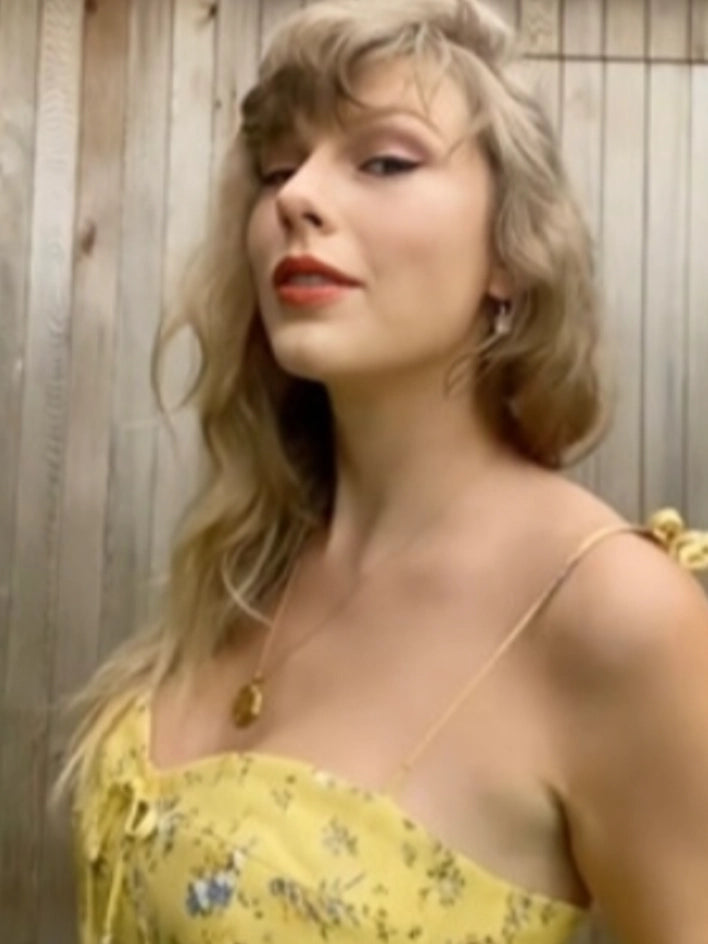 taylor swift in missoma - gold pendant necklace