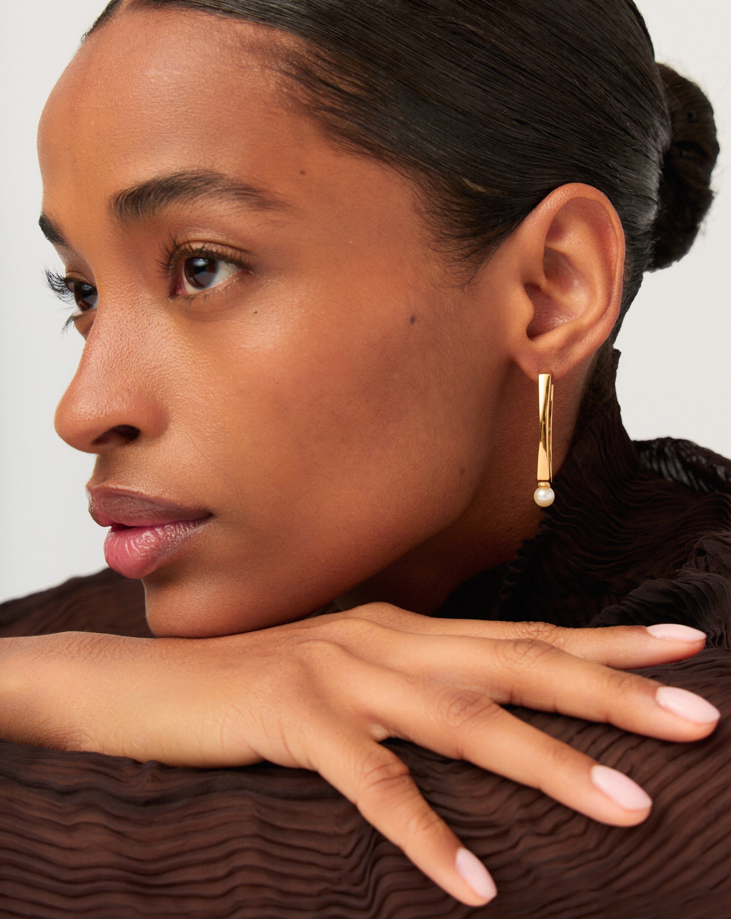 Button Pearl Ovate Hoop Earrings | 18k Gold Plated/Pearl Earrings Missoma 