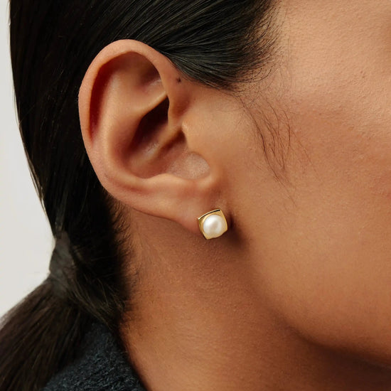 Button Pearl Square Stud Earrings | 18k Gold Vermeil/Pearl Earrings Missoma 