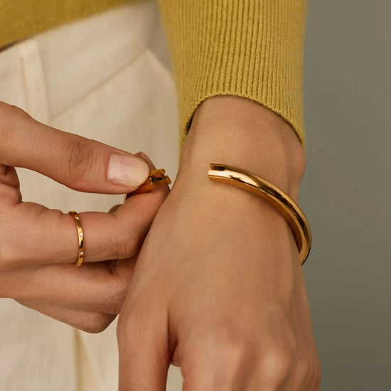 Chunky Round Hinged Bangle | 18k Gold Plated Bracelets Missoma 