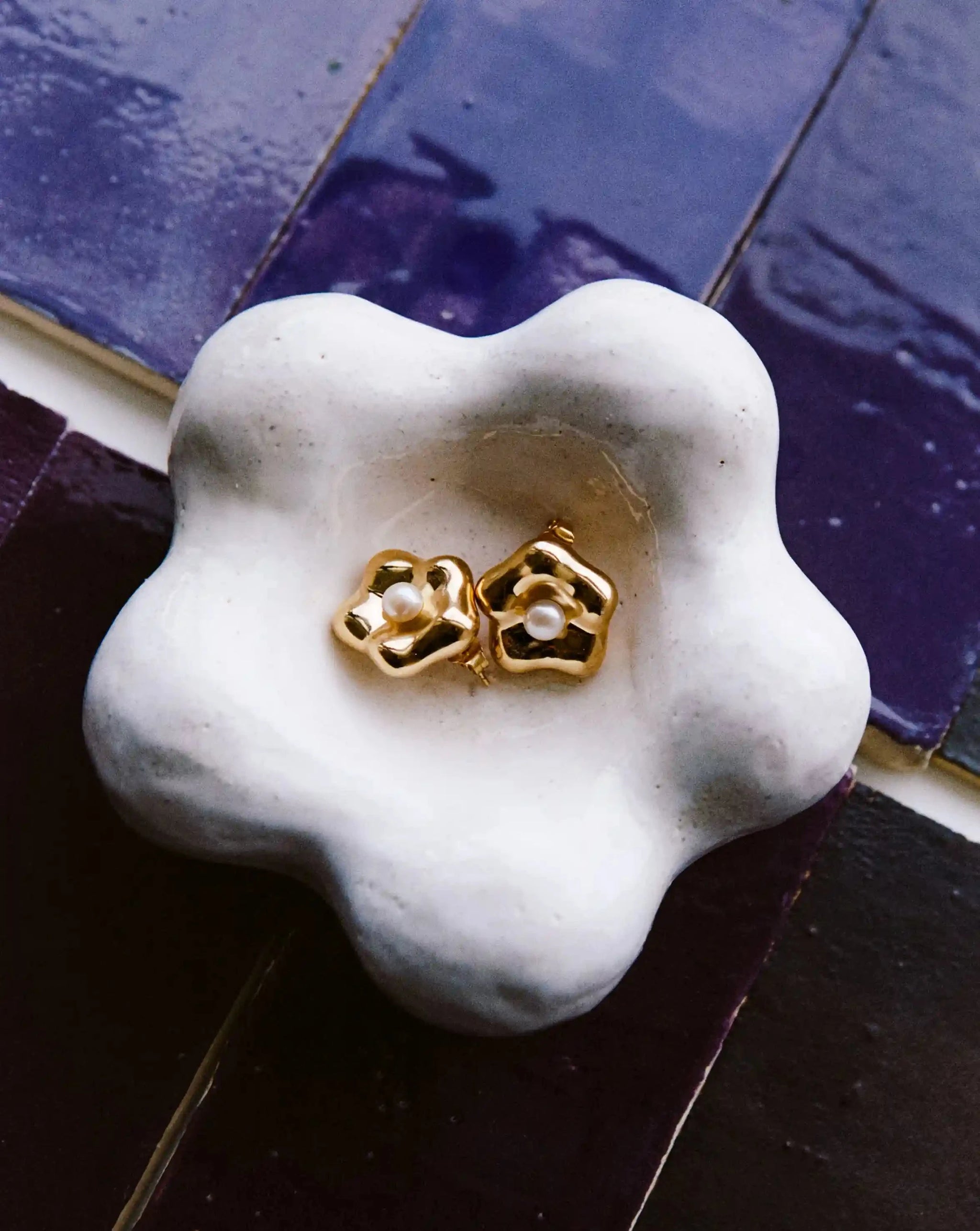 Eny Puffy Daisy Oversized Stud Earrings | 18k Gold Plated/Pearl Earrings Missoma 