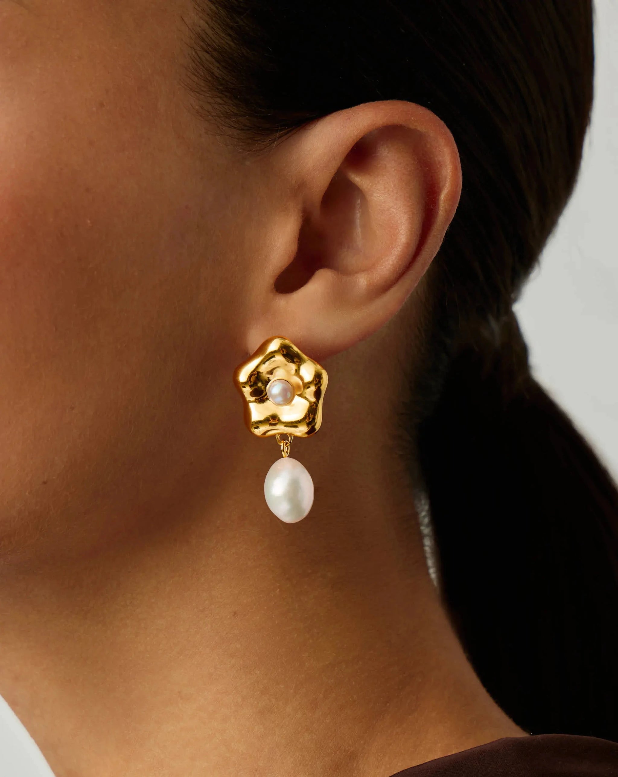 Eny Puffy Daisy Pearl Drop Earrings | 18k Gold Plated/Pearl Earrings Missoma 