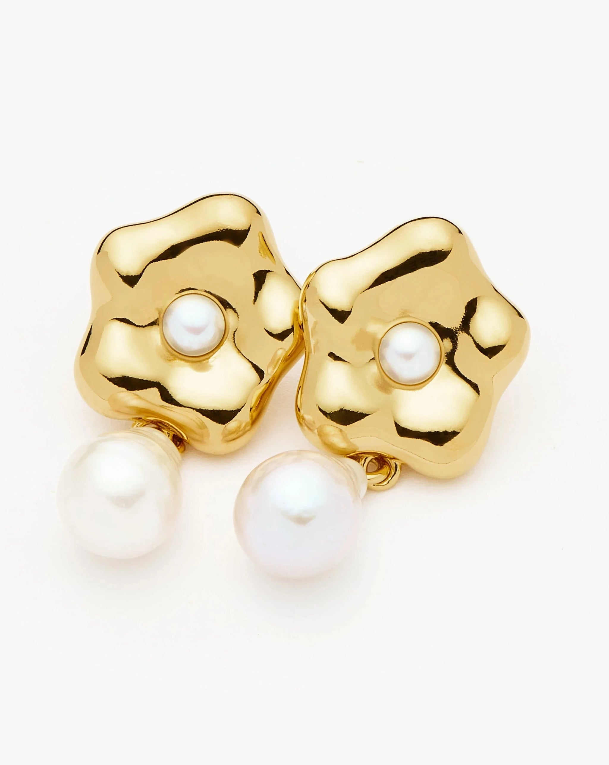 Eny Puffy Daisy Pearl Drop Earrings | 18k Gold Plated/Pearl Earrings Missoma 
