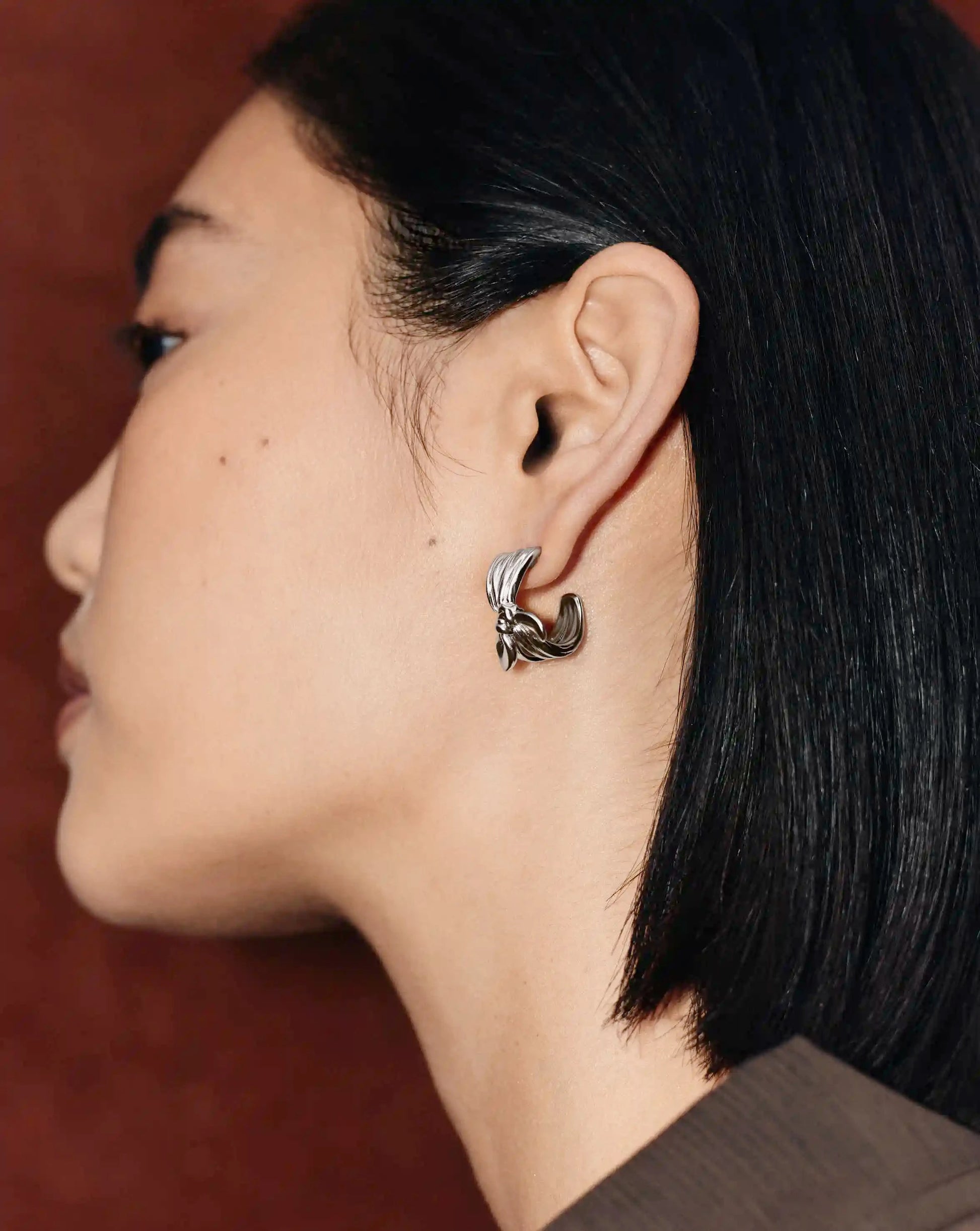 MARKGONG Bow Hoop Earrings | Silver Plated Earrings Missoma 