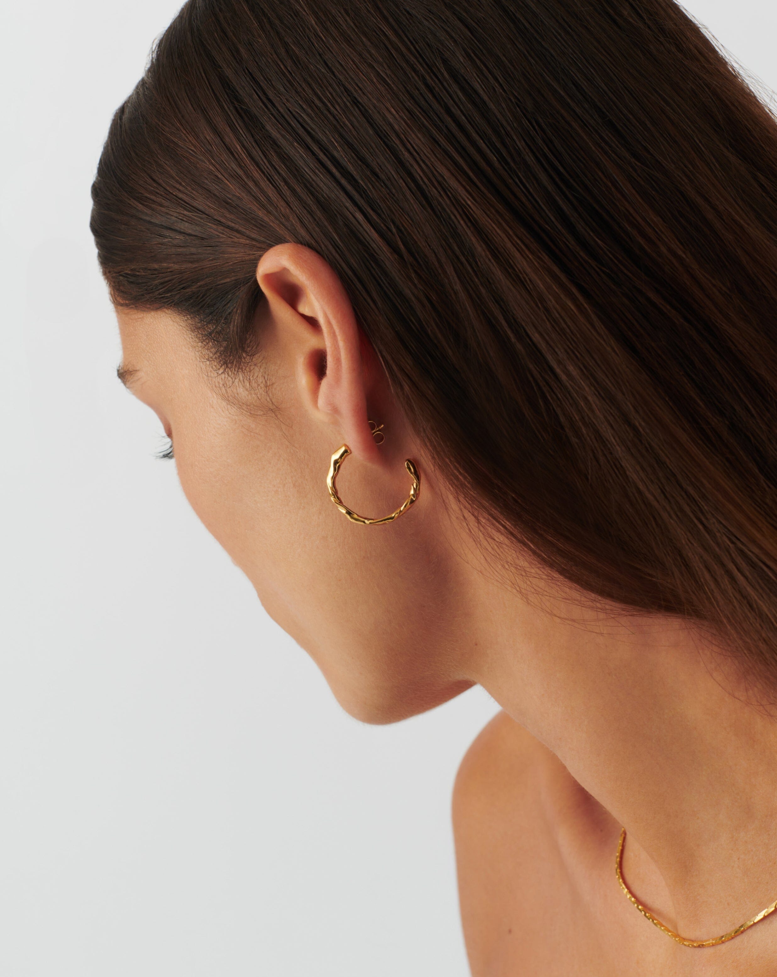 https://us.missoma.com/cdn/shop/products/twisted-medium-hoop-earrings-18ct-gold-plated-vermeil-earrings-missoma-821602.jpg?v=1694595831